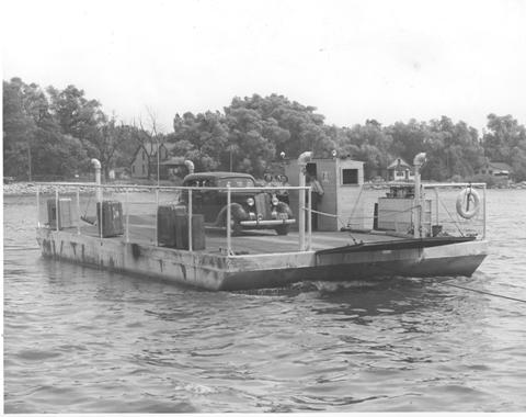 Cable Ferry Chummy Heaps named after its owners Chummy Clark and Heapes Pyle. photo from Julia Hall nee Clark